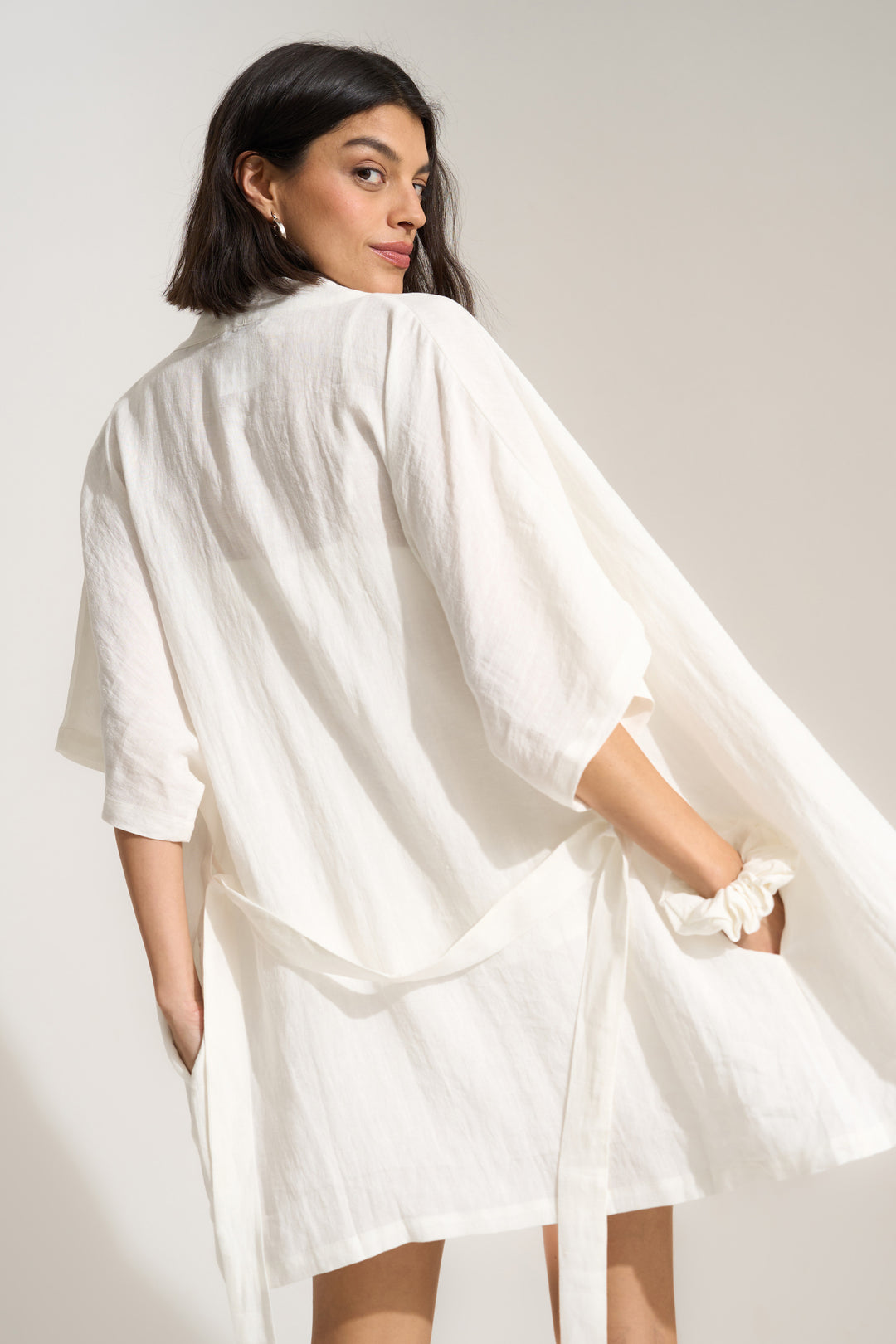 The Linen Short Robe - White