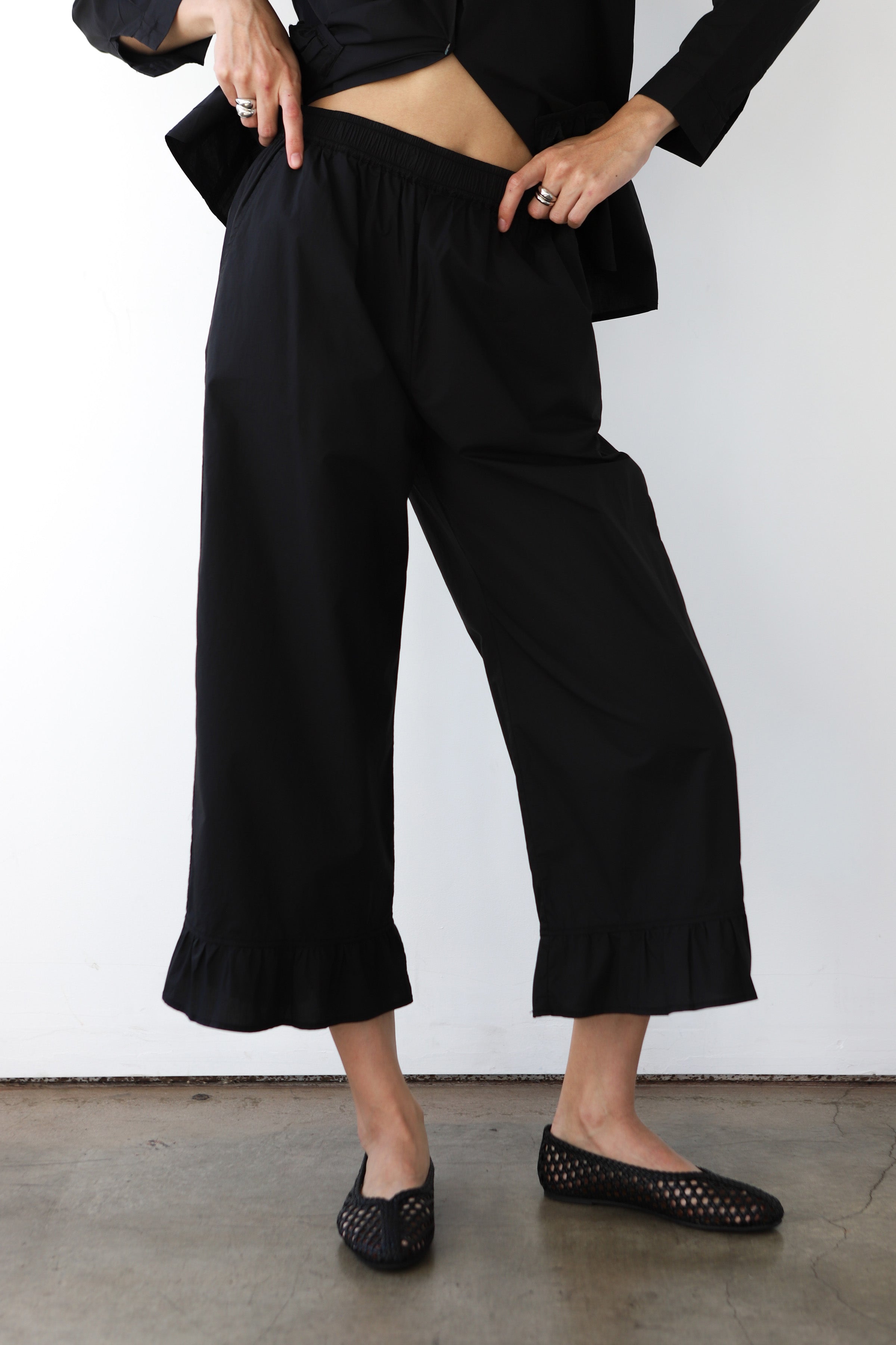 POPLIN_RUFFLEPANT_BLACK_IMG_0017_9896faca-f34d-4942-8827-e7610441b203.jpg